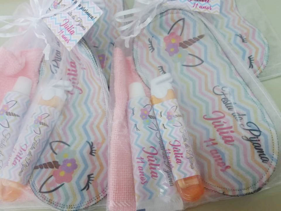 Kit Higiene Festa do Pijama personalizado (01 Creme + 01 Escova dental + 01 Máscara de dormir + 01 Toalhinha com nome)